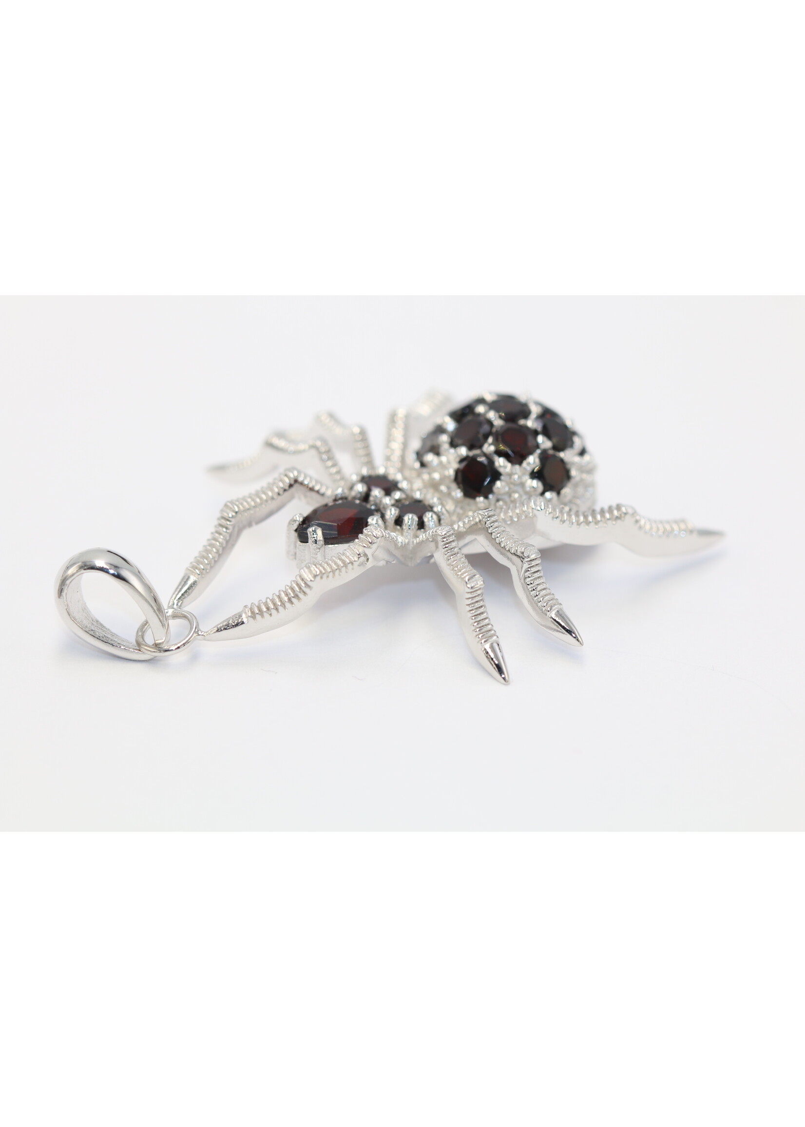 Pendentif en argent 925 rhodié serti de grenats naturels