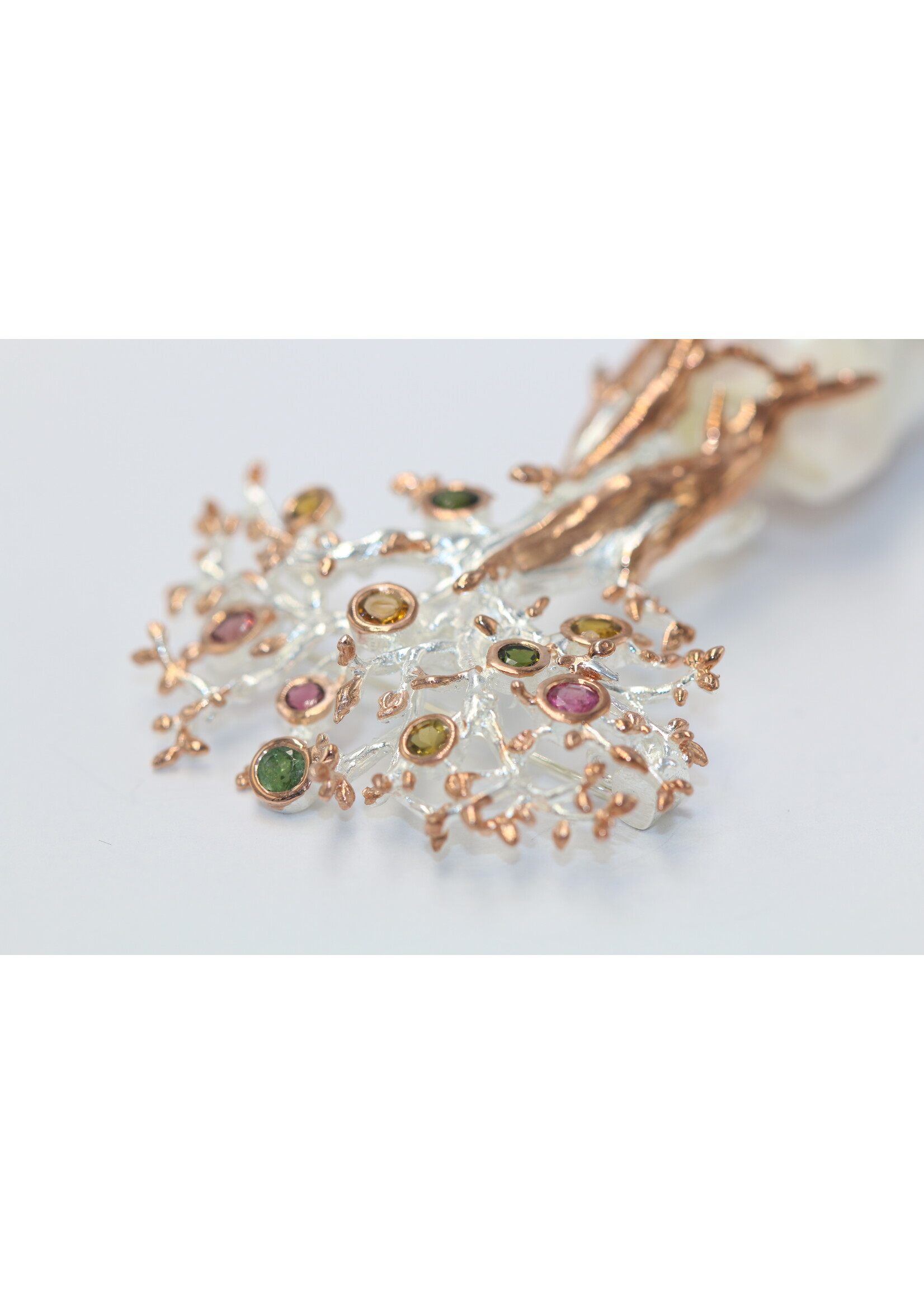 Broche en argent 925 rhodié sertie de perles naturelles et tourmalines
