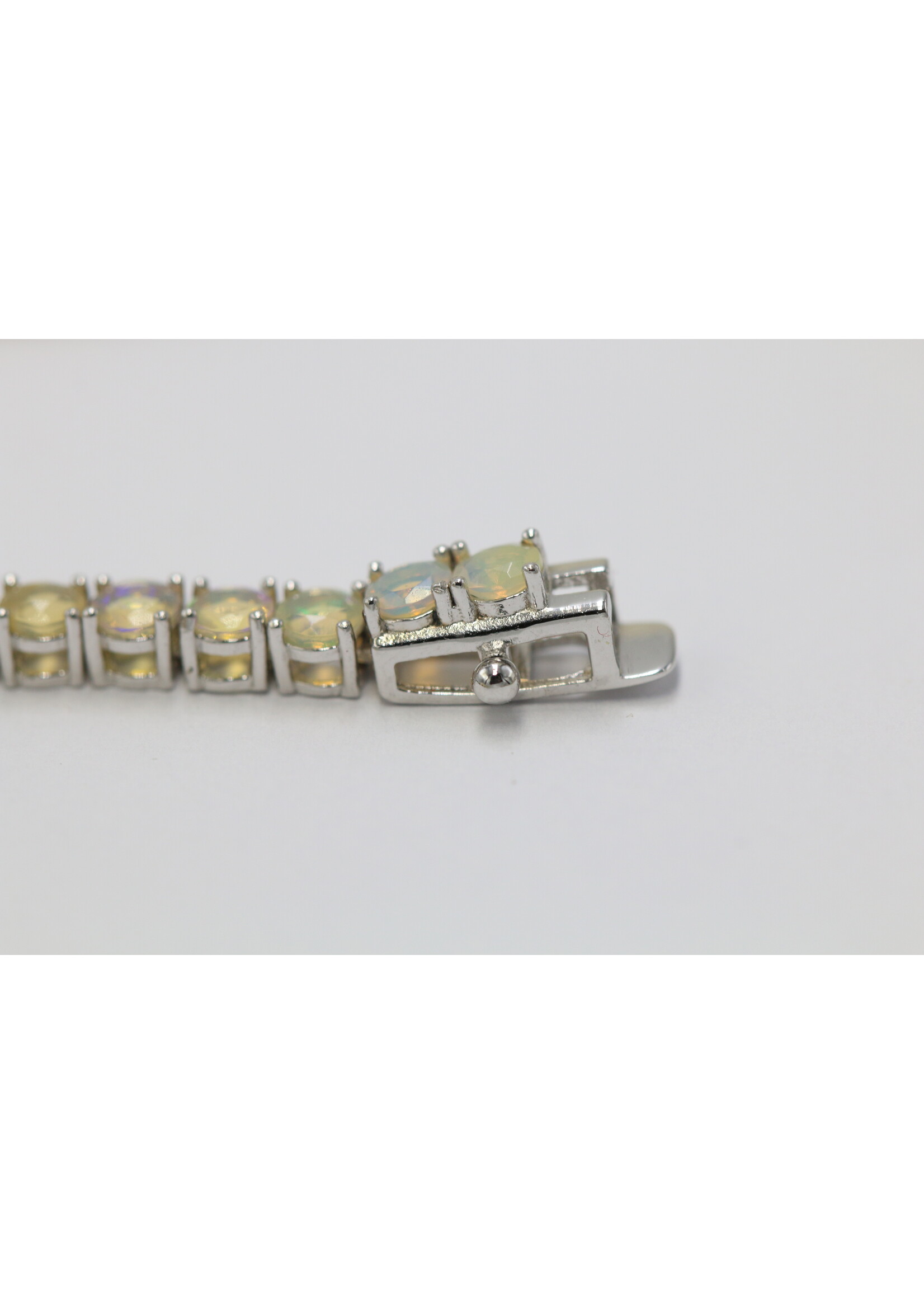 Collier en argent 925 rhodié serti d'opales naturelles