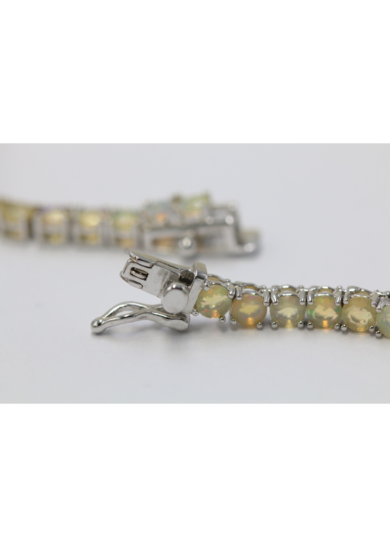 Collier en argent 925 rhodié serti d'opales naturelles