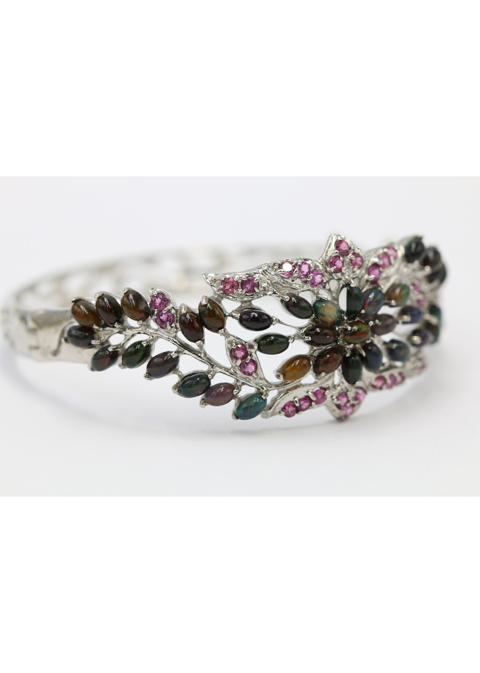 Bracelet en argent 925 rhodié serti d'opale noire naturelle et de rhodolites