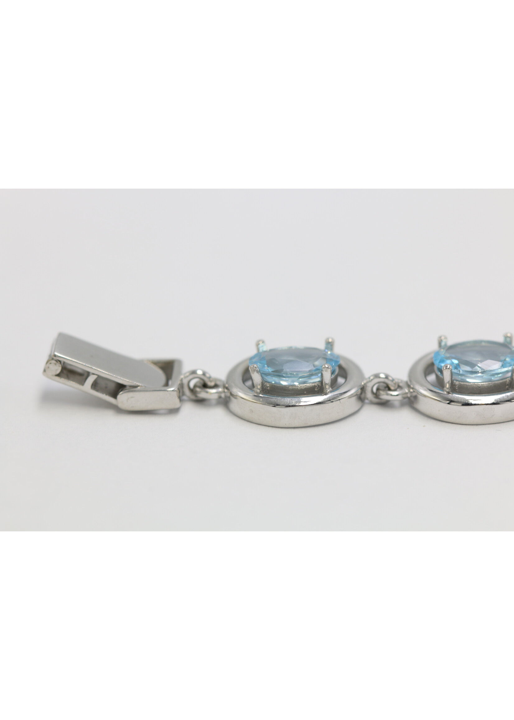 Bracelet en argent 925 rhodié serti de Topaze Bleue naturelle