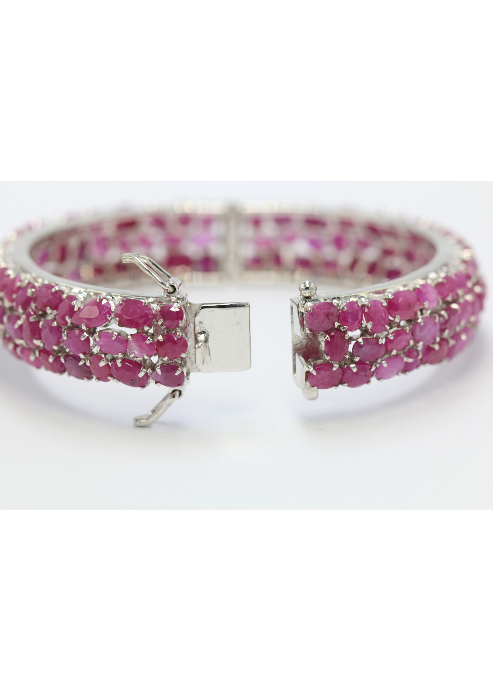 Bracelet en argent 925 rhodié serti de rubis naturels