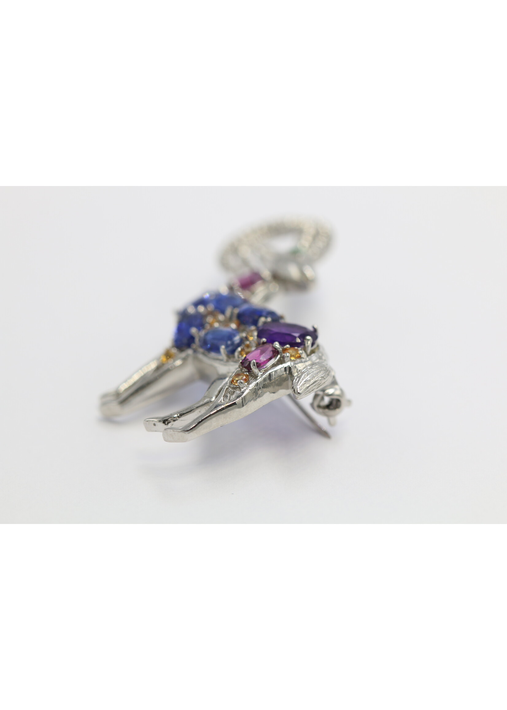 Broche en argent 925 rhodié sertie d'Améthyste naturelle, Rhodolite, Saphir, Cyanite et Émeraude