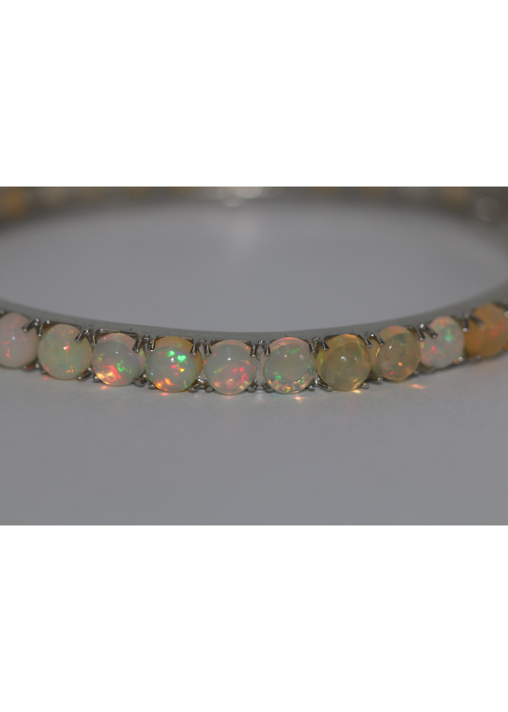 Bracelet en argent 925 rhodié serti d'opales naturelles