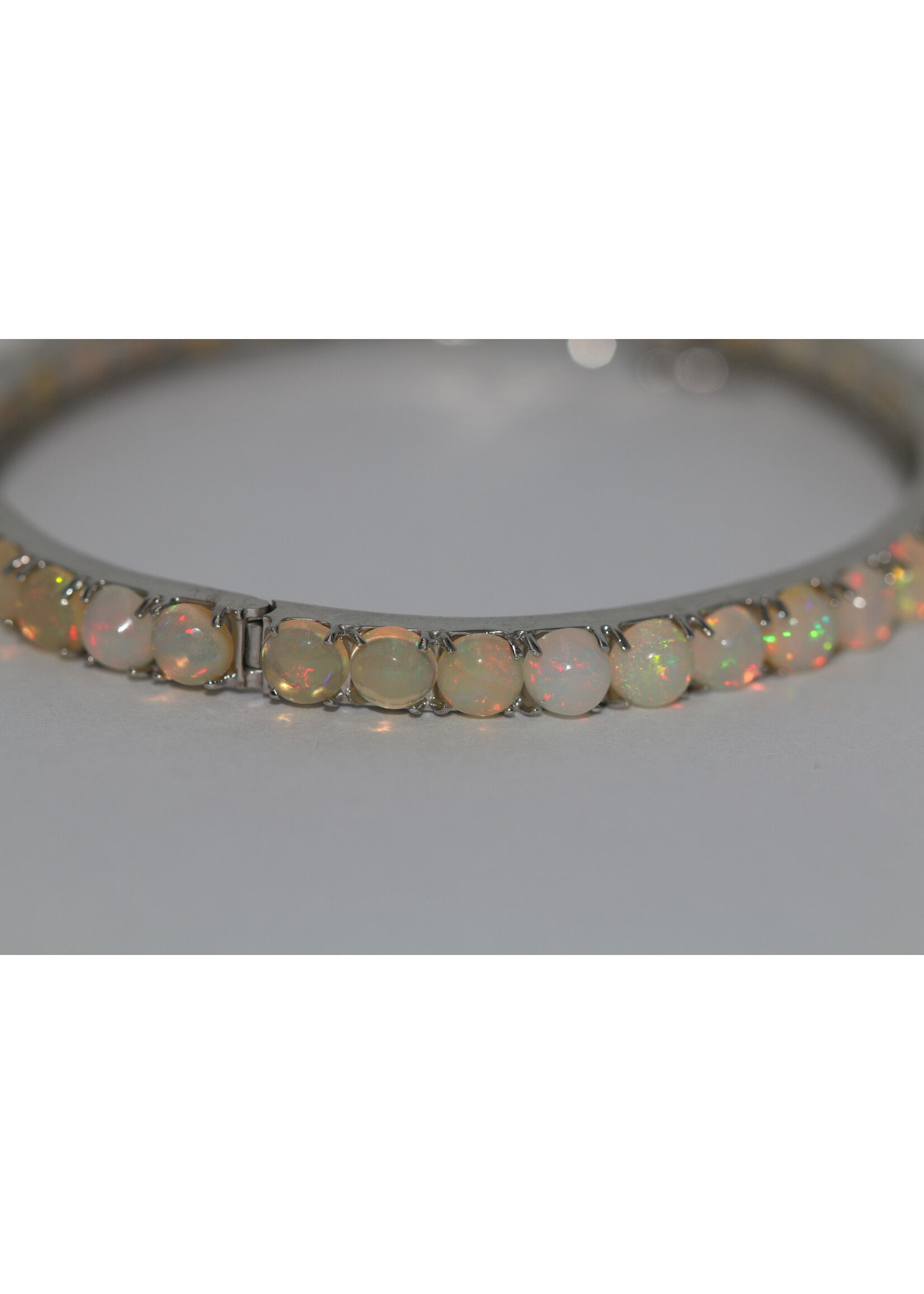 Bracelet en argent 925 rhodié serti d'opales naturelles