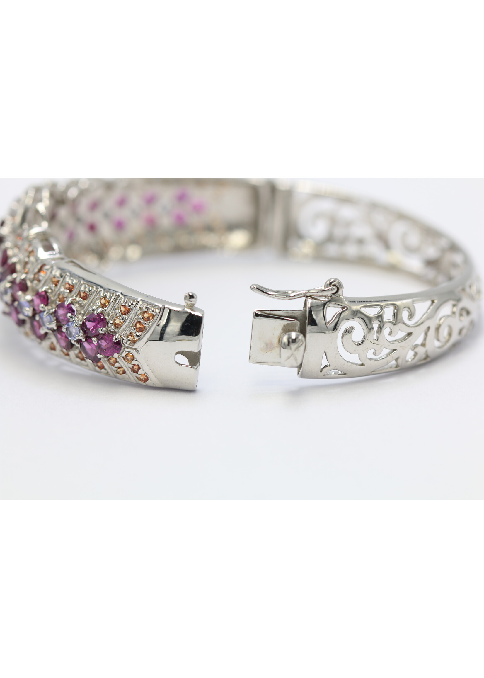 Bracelet en argent 925 rhodié serti d'opale naturelle, de rhodolites, de tanzanites et de saphirs.