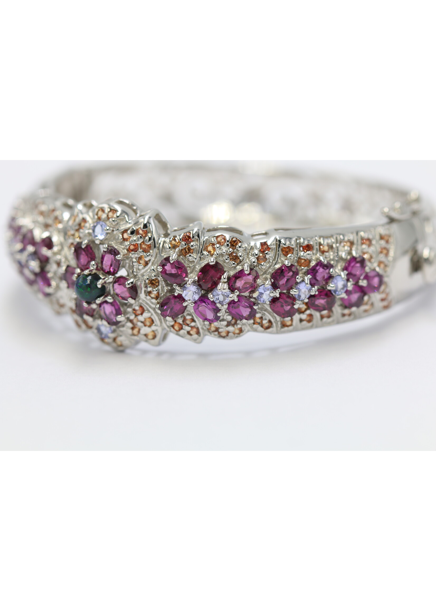 Bracelet en argent 925 rhodié serti d'opale naturelle, de rhodolites, de tanzanites et de saphirs.