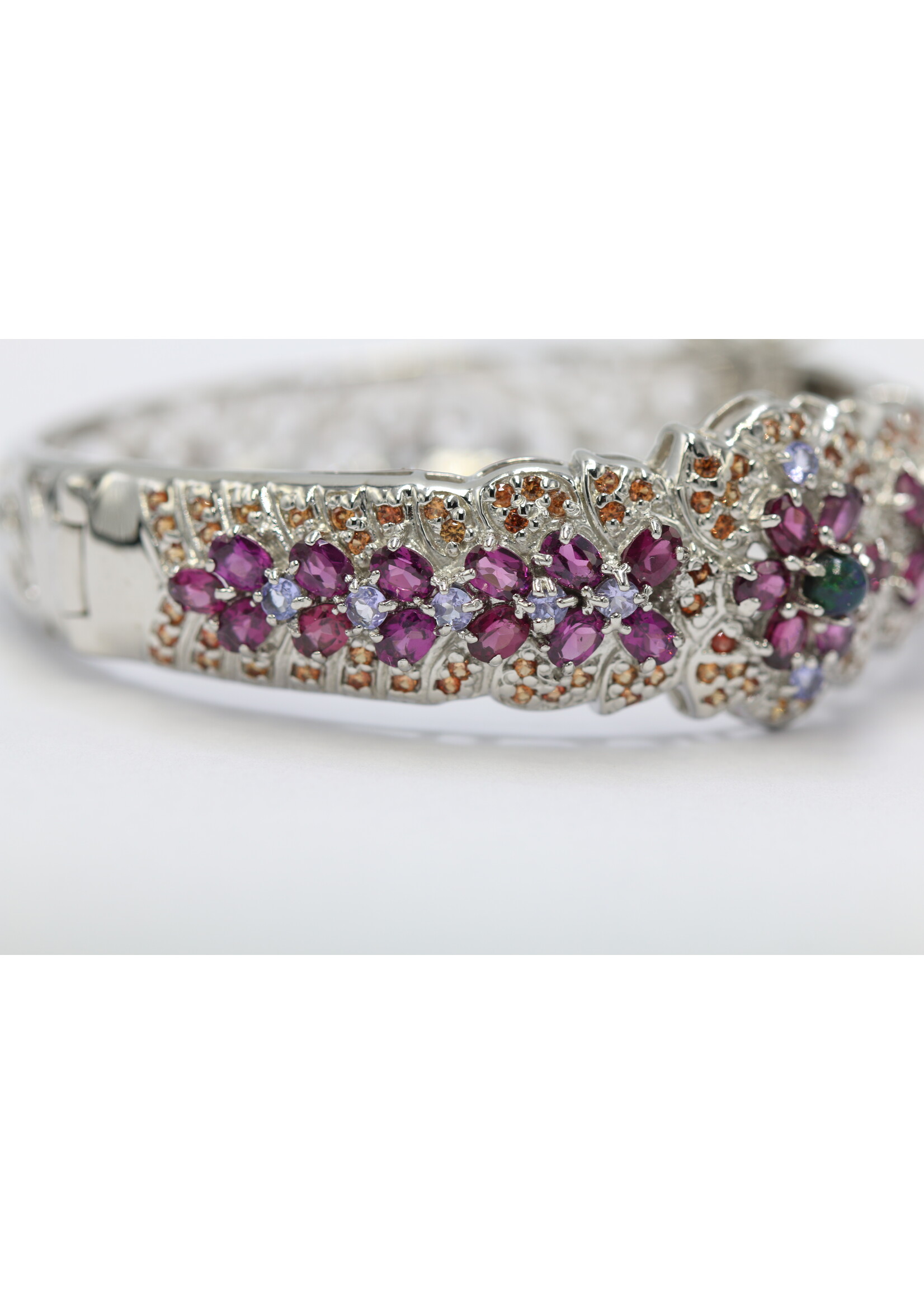 Bracelet en argent 925 rhodié serti d'opale naturelle, de rhodolites, de tanzanites et de saphirs.