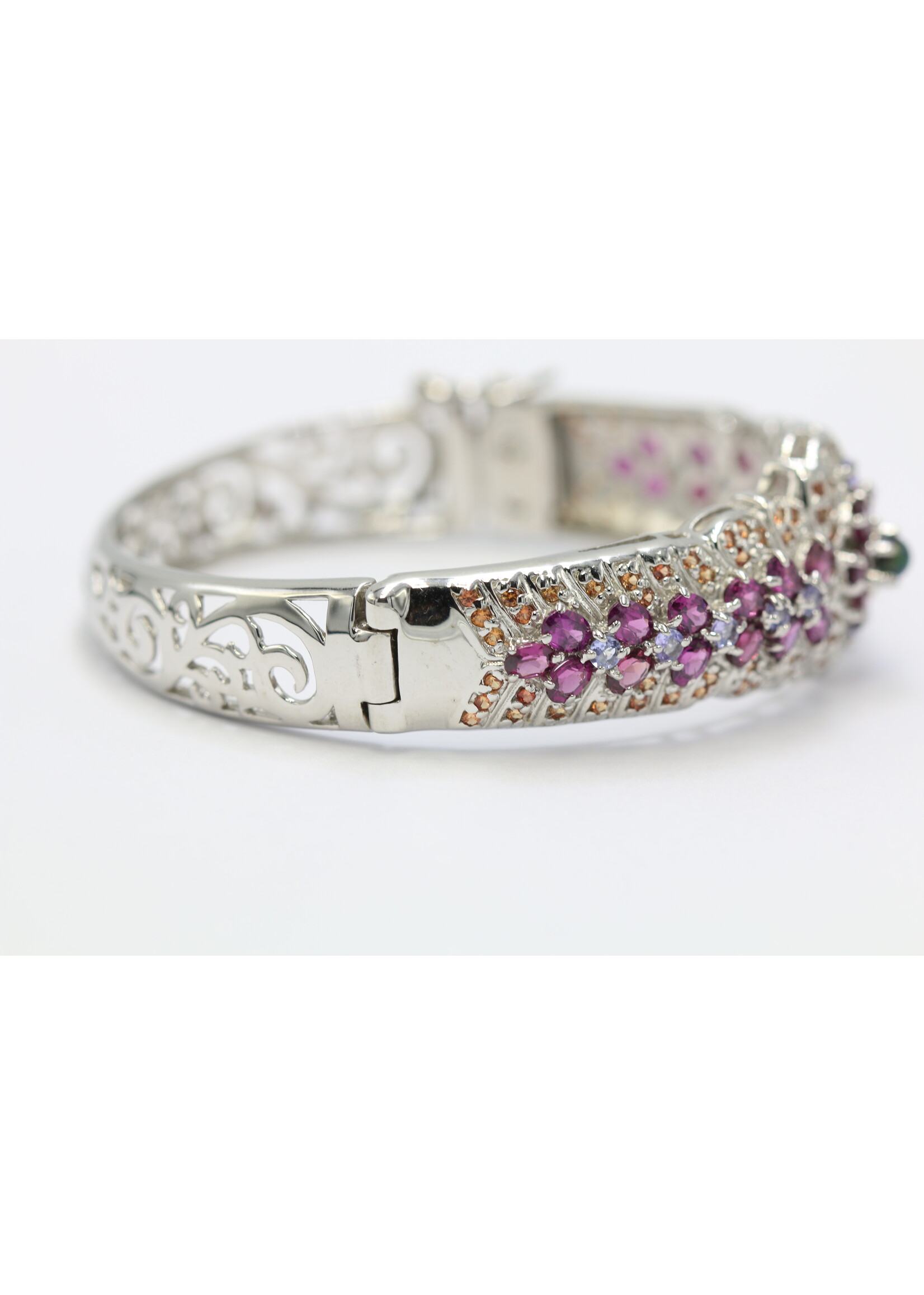 Bracelet en argent 925 rhodié serti d'opale naturelle, de rhodolites, de tanzanites et de saphirs.