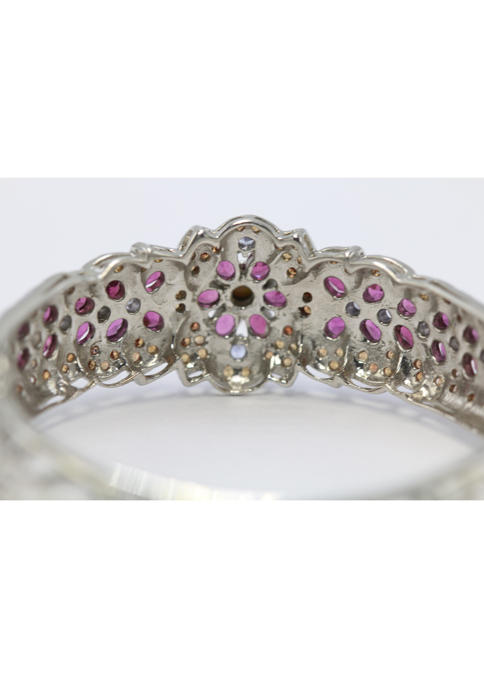 Bracelet en argent 925 rhodié serti d'opale naturelle, de rhodolites, de tanzanites et de saphirs.
