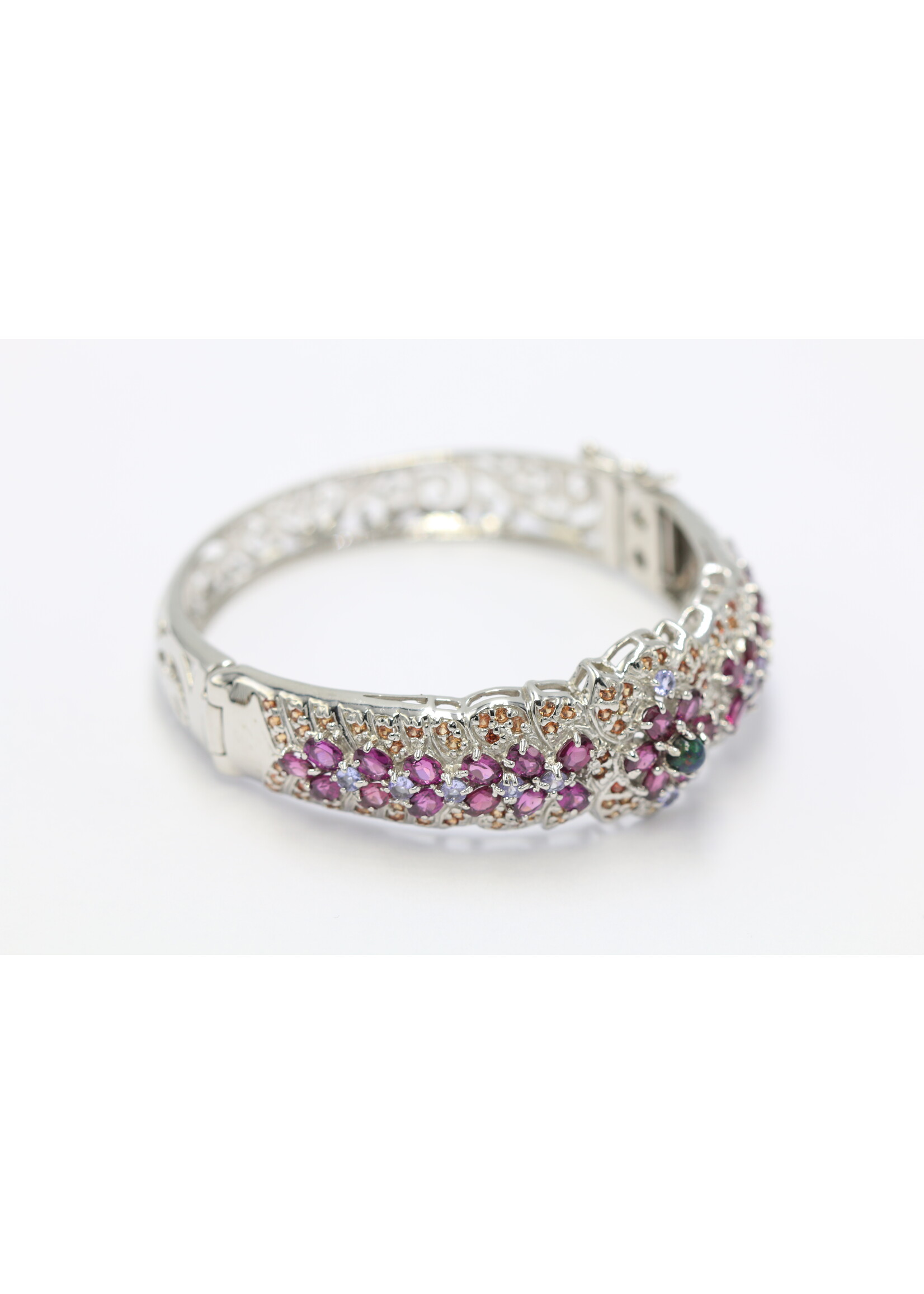 Bracelet en argent 925 rhodié serti d'opale naturelle, de rhodolites, de tanzanites et de saphirs.