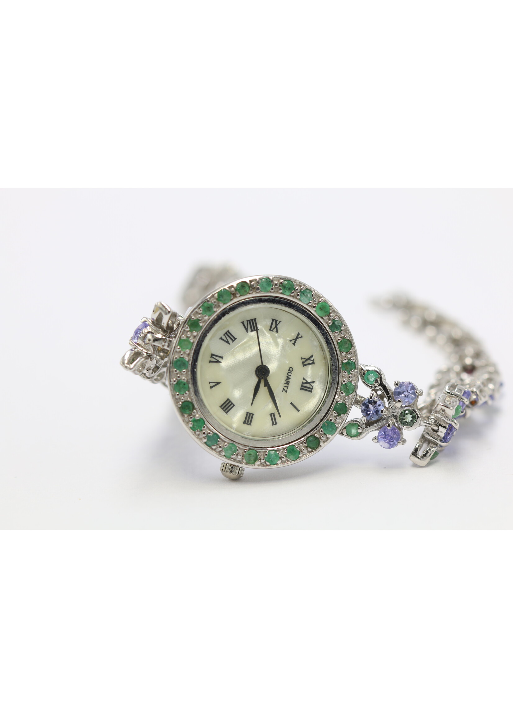 Montre en argent 925 rhodié sertie d'émeraude et de tanzanites naturelles