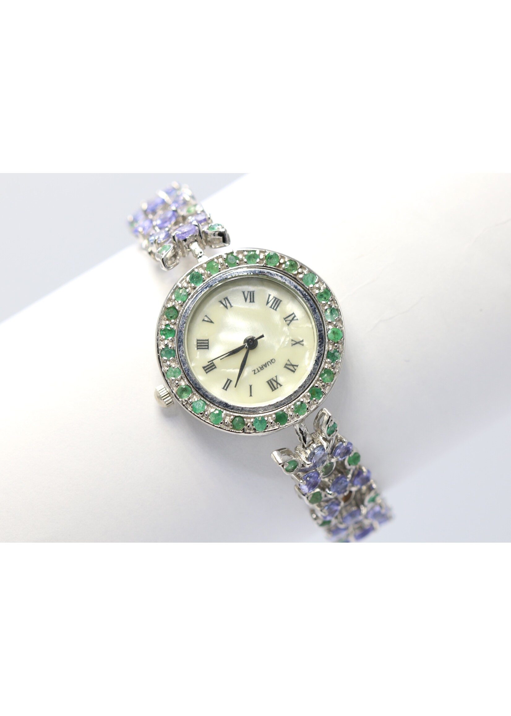 Montre en argent 925 rhodié sertie d'émeraude et de tanzanites naturelles