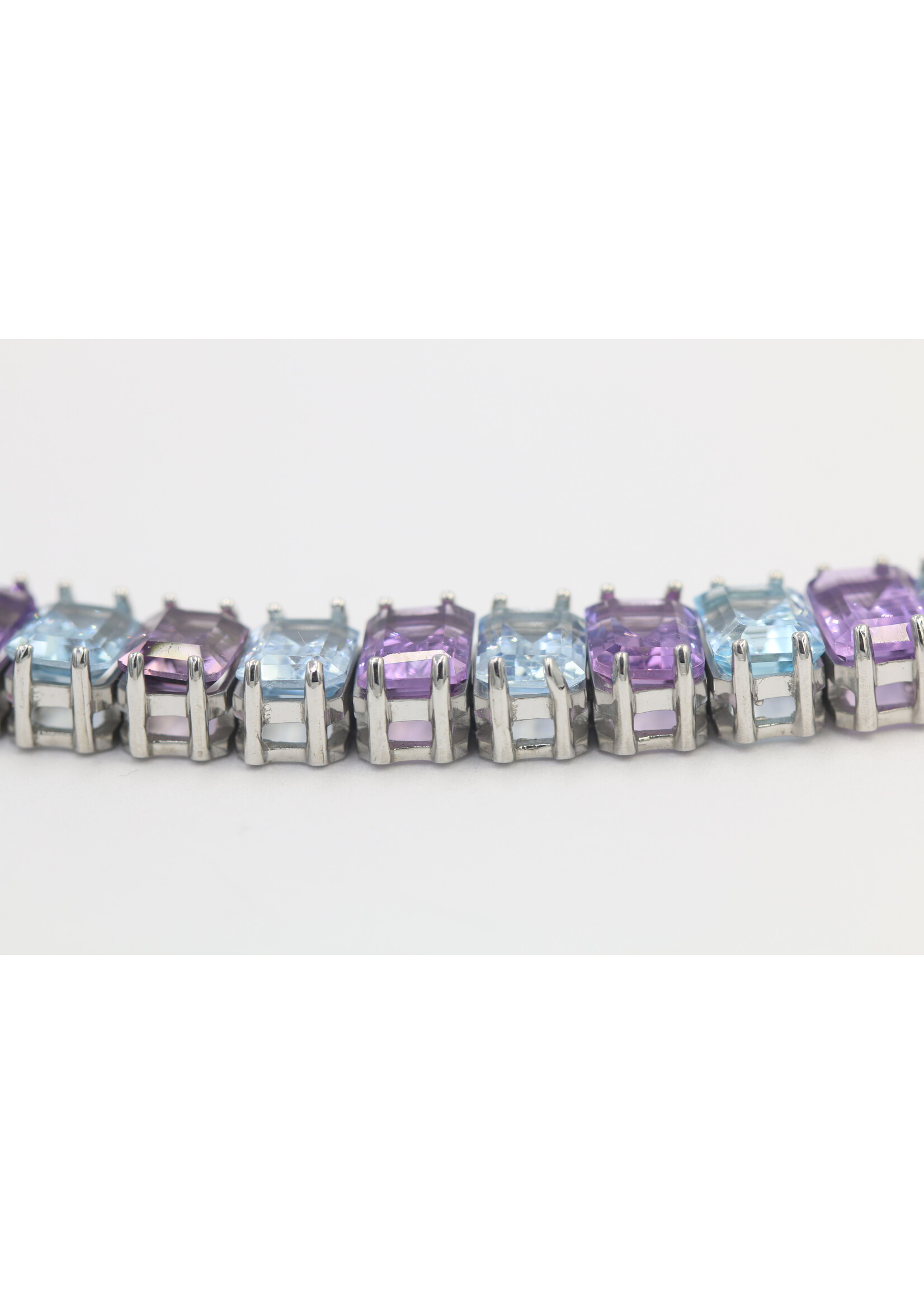 Bracciale realizzato in argento 925 rodiato con ametista e topazio naturali