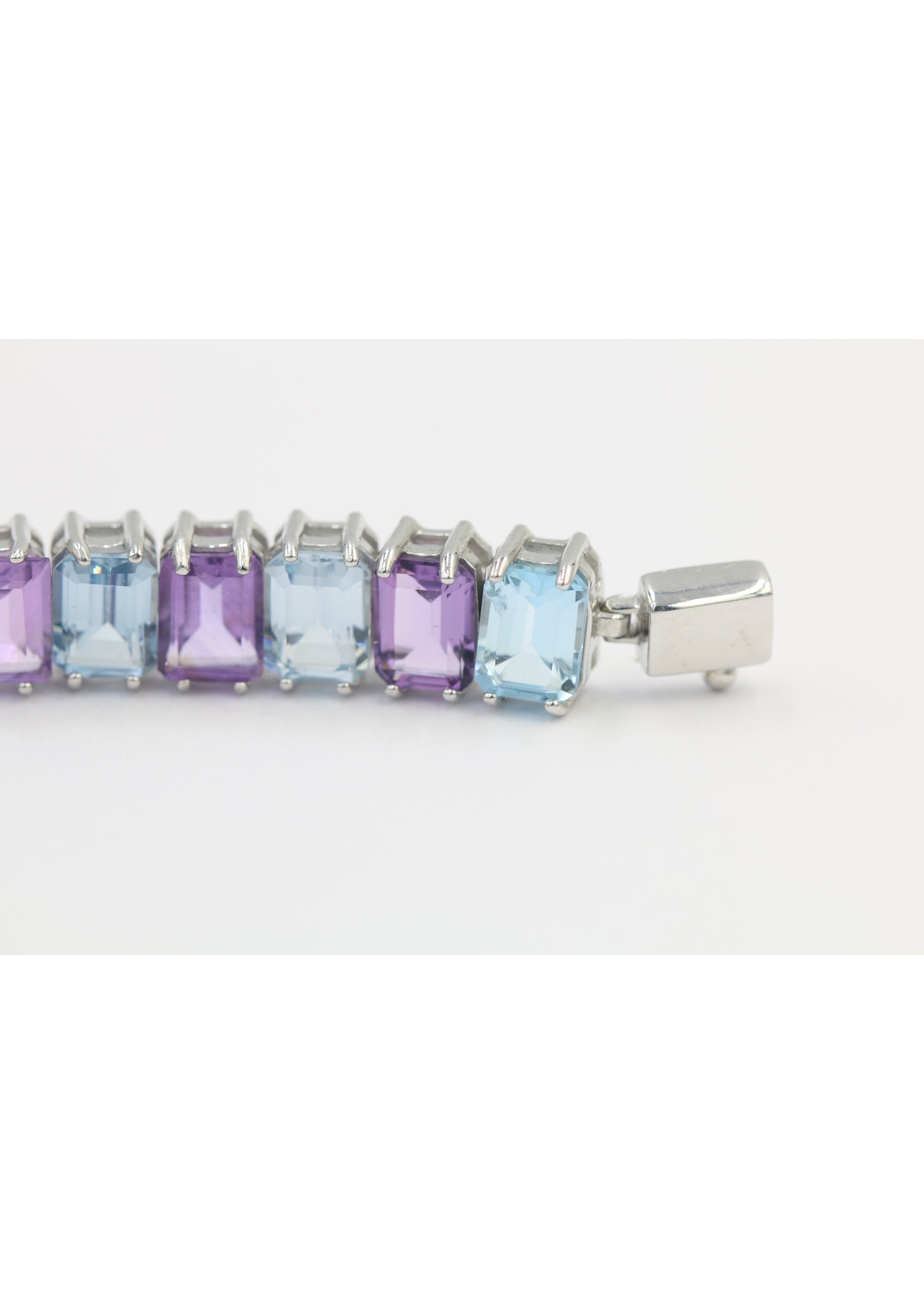 Bracciale realizzato in argento 925 rodiato con ametista e topazio naturali