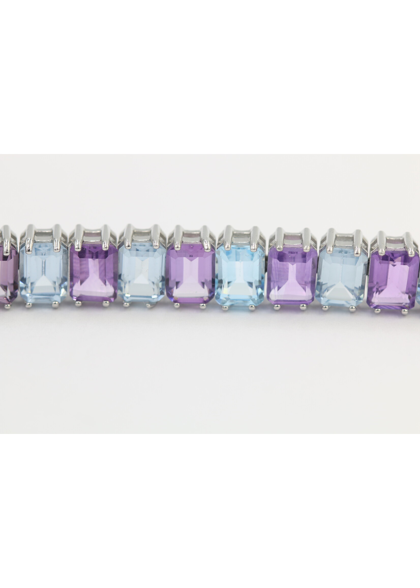 Bracciale realizzato in argento 925 rodiato con ametista e topazio naturali