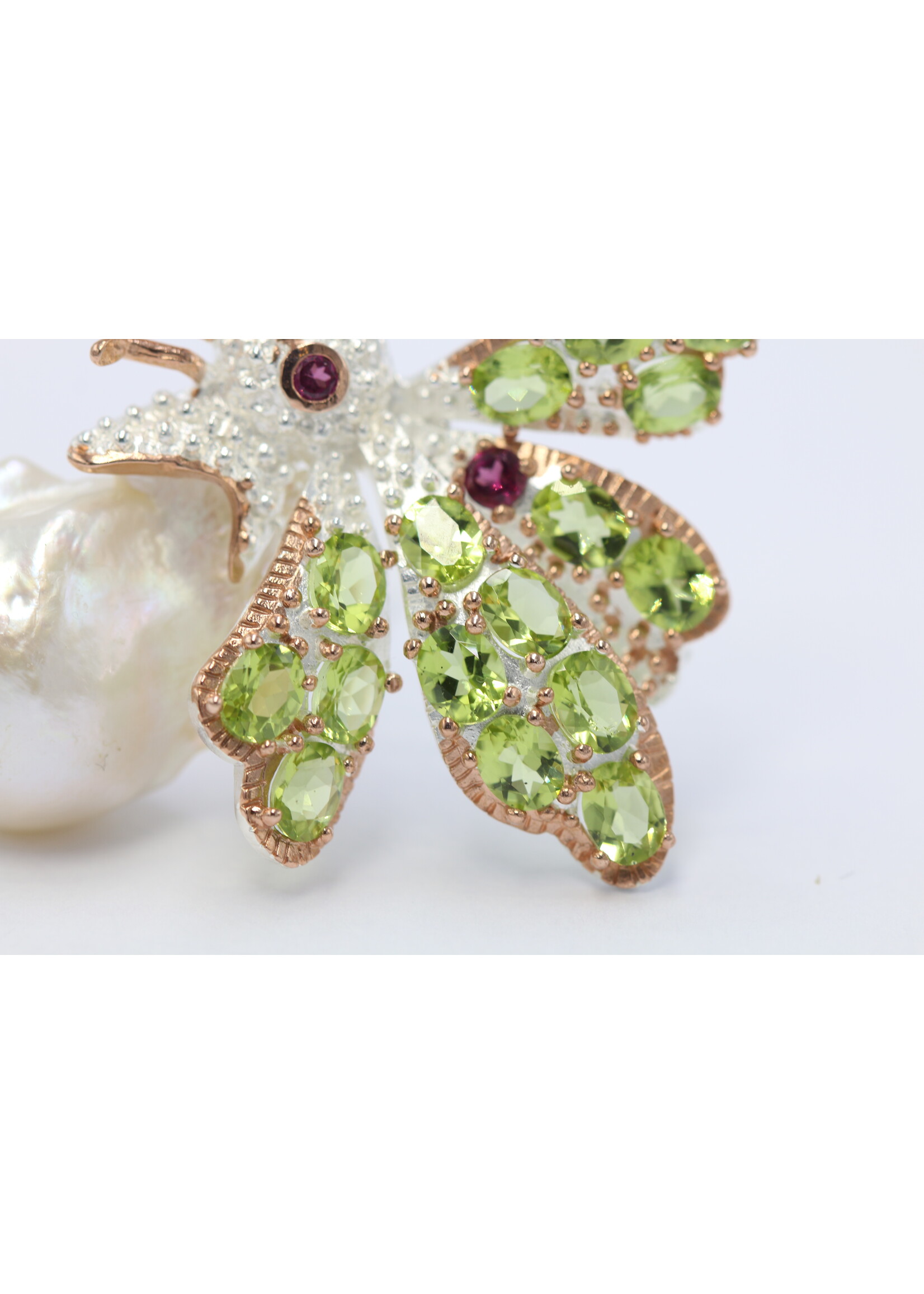 925 gerhodineerd zilveren Brooch bezet met natuurlijke Parel,Peridots en Rhodolieten