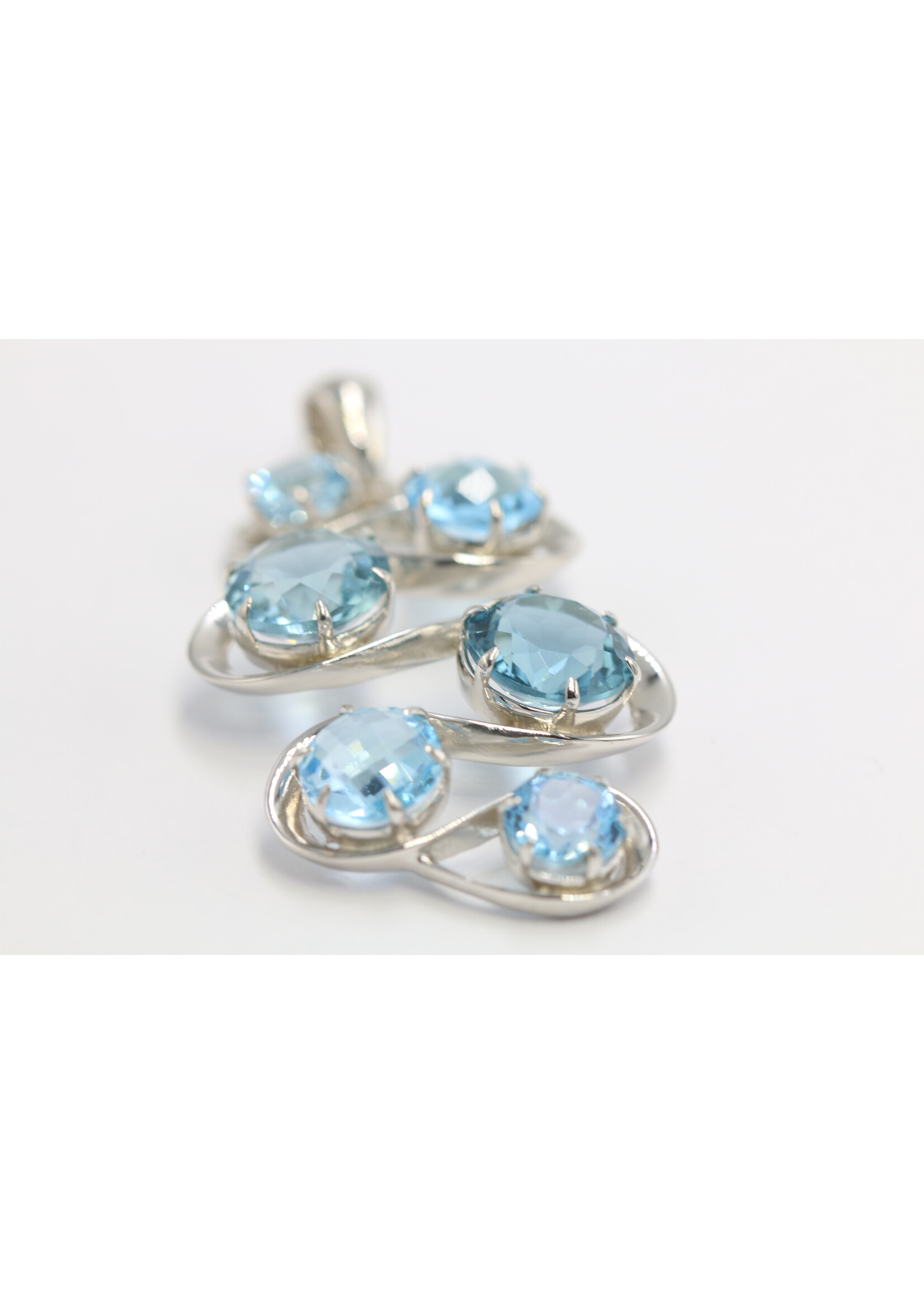 Pendentif en argent 925 rhodié serti de Topases naturelles