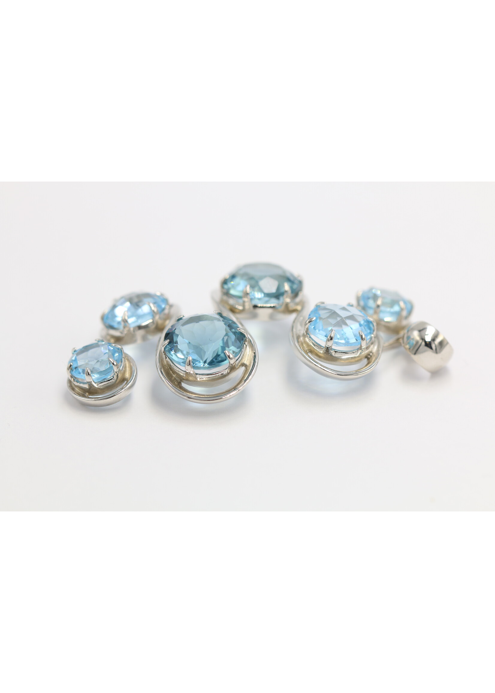 Pendentif en argent 925 rhodié serti de Topases naturelles