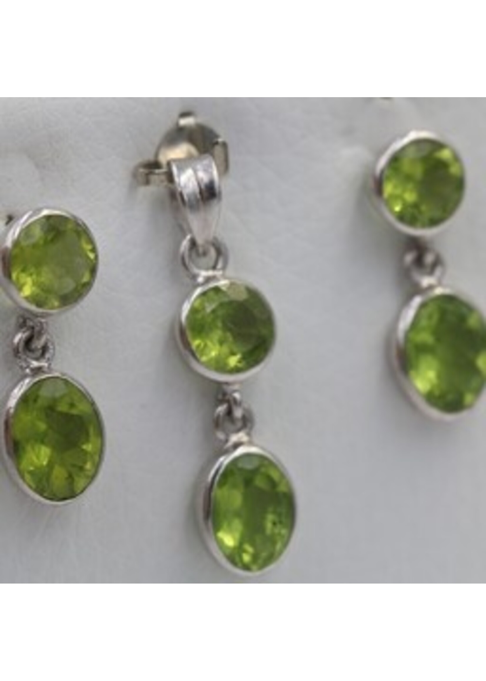 925 rhodium plated silver set with natural Peirdot