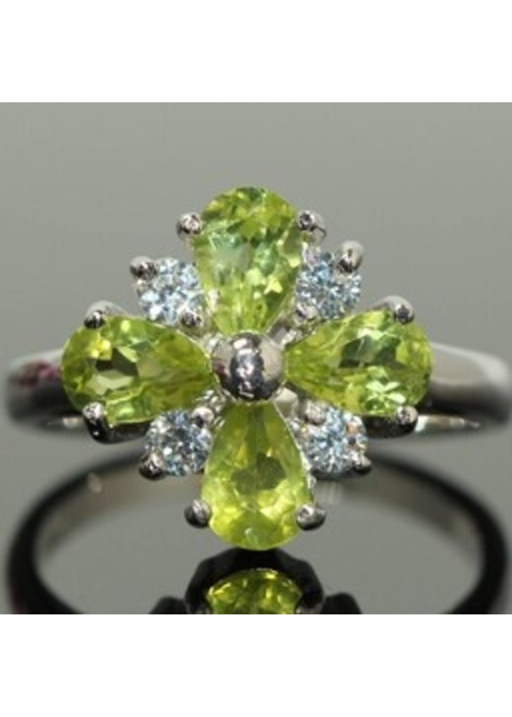 Bague en argent 925 rhodié serti de péridot naturel et Zircon