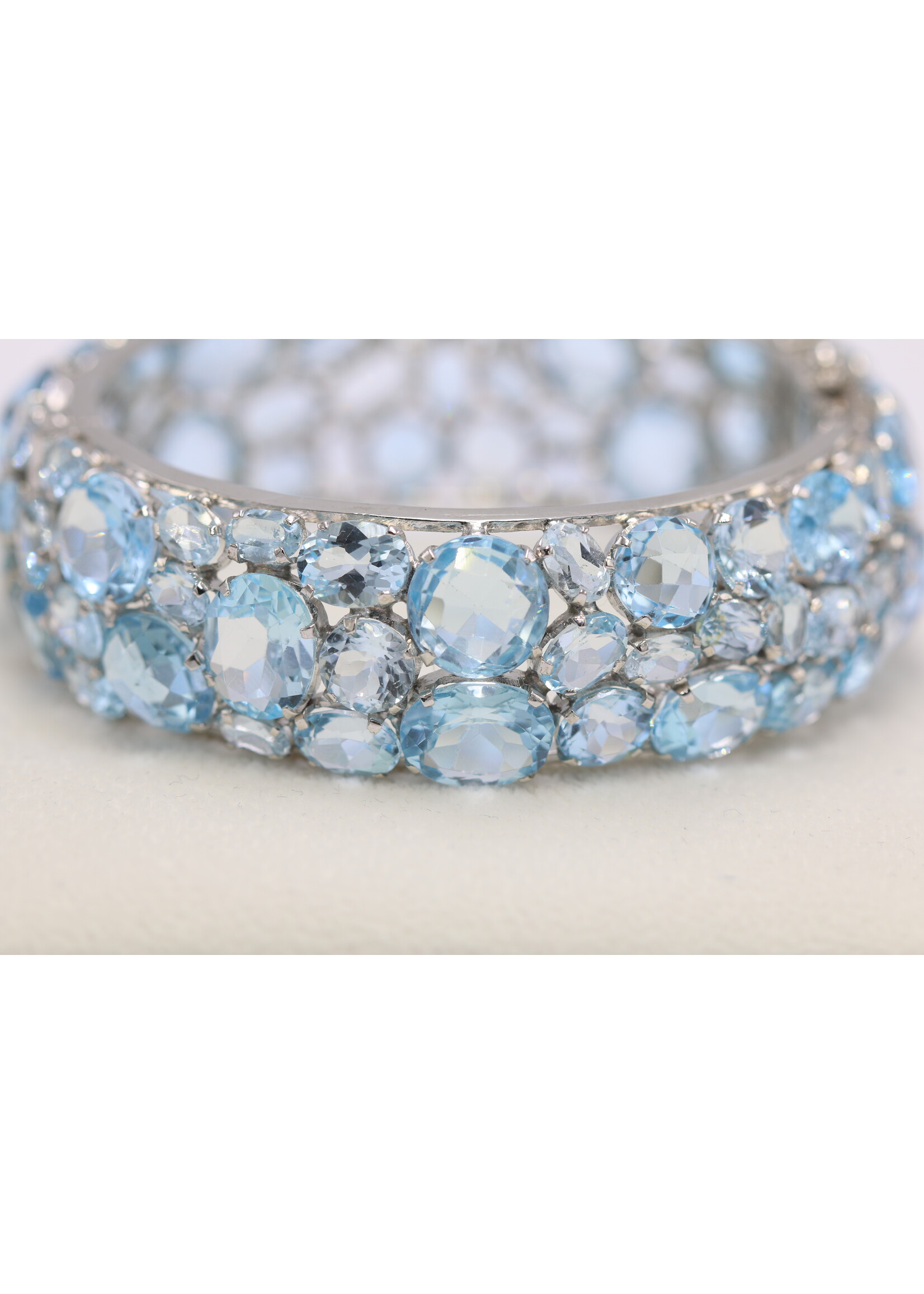 Bracelet en argent avec topaze bleue