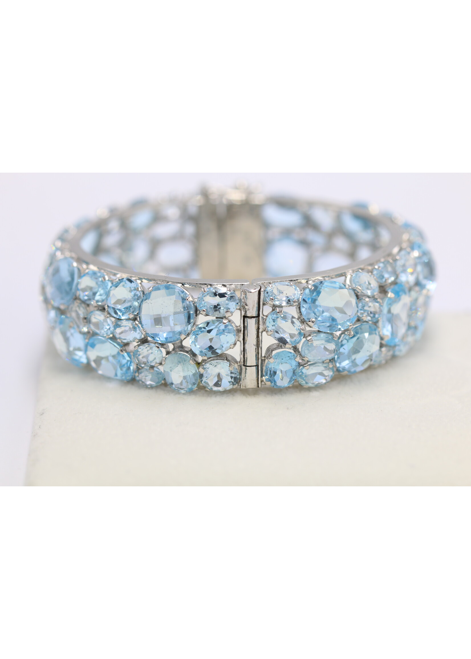 Bracelet en argent avec topaze bleue