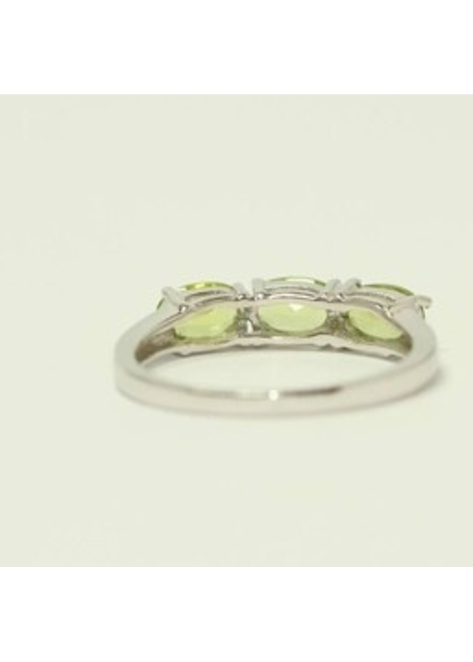 925 gerhodineerd zilveren ring bezet met natuurlijke Peridot