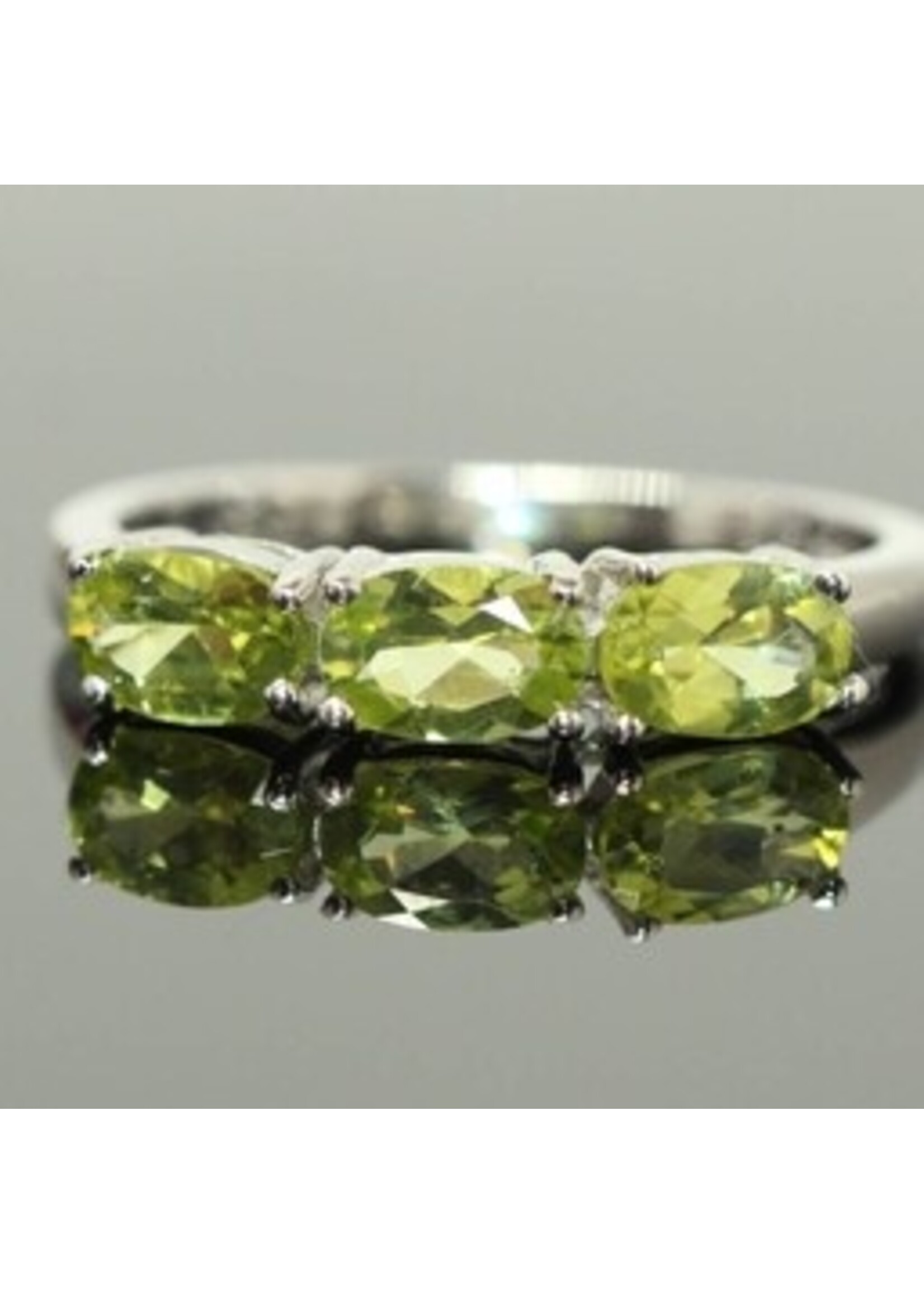 Bague en argent 925 rhodié serti de péridot naturel
