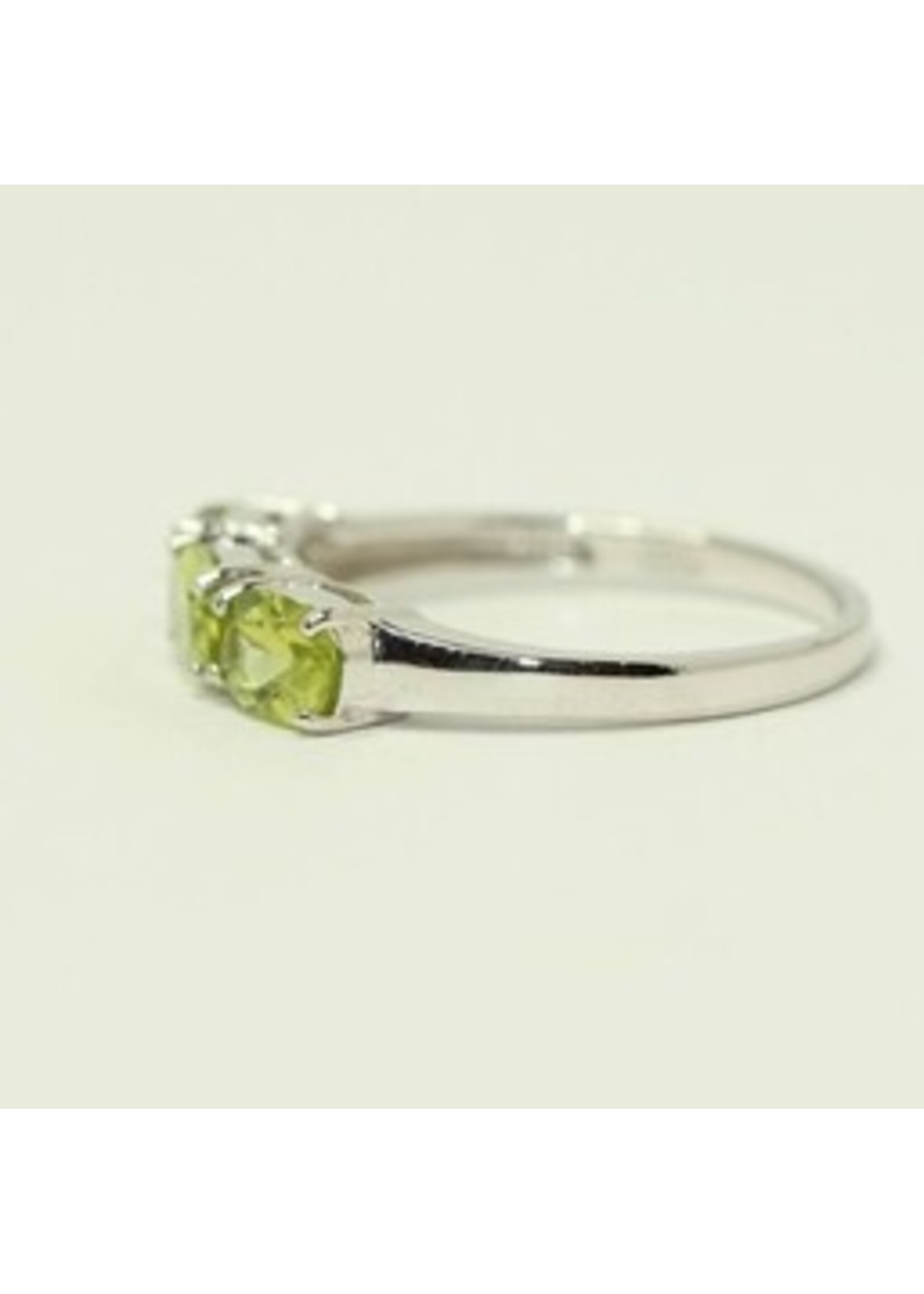 925 gerhodineerd zilveren ring bezet met natuurlijke Peridot