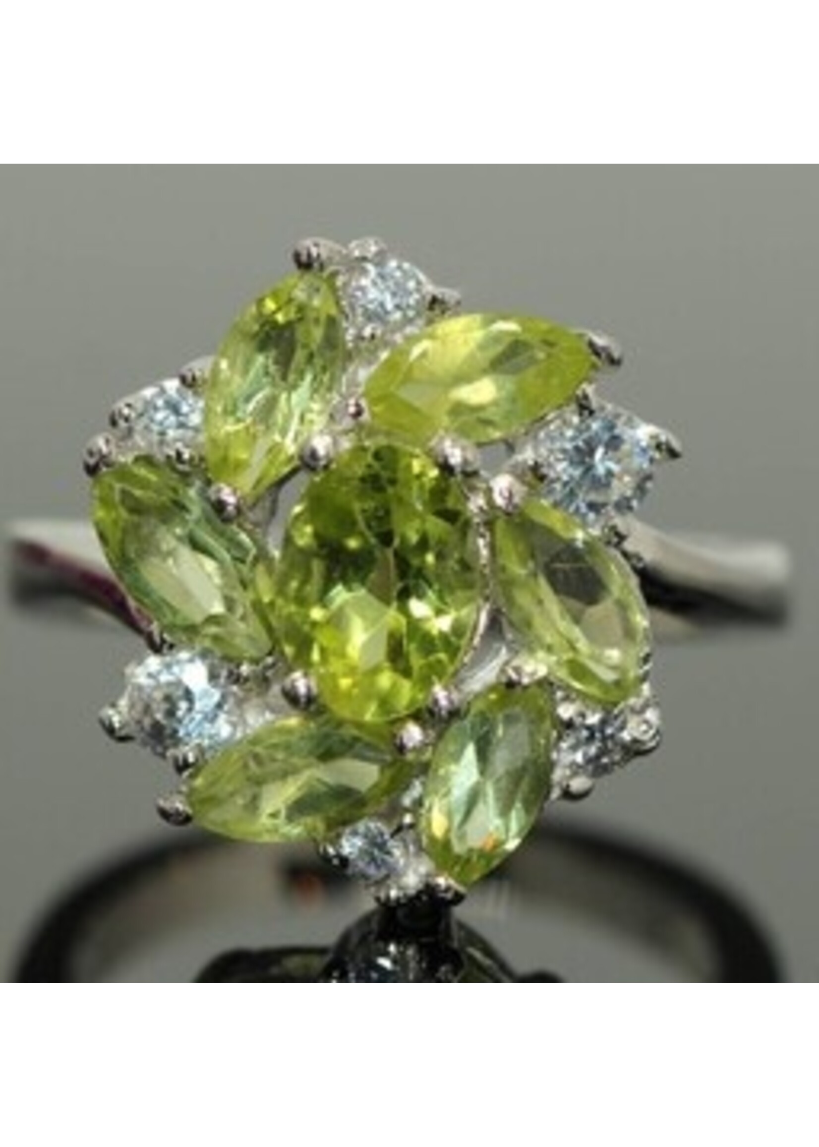 Bague en argent 925 rhodié serti de péridot naturel et Zircon