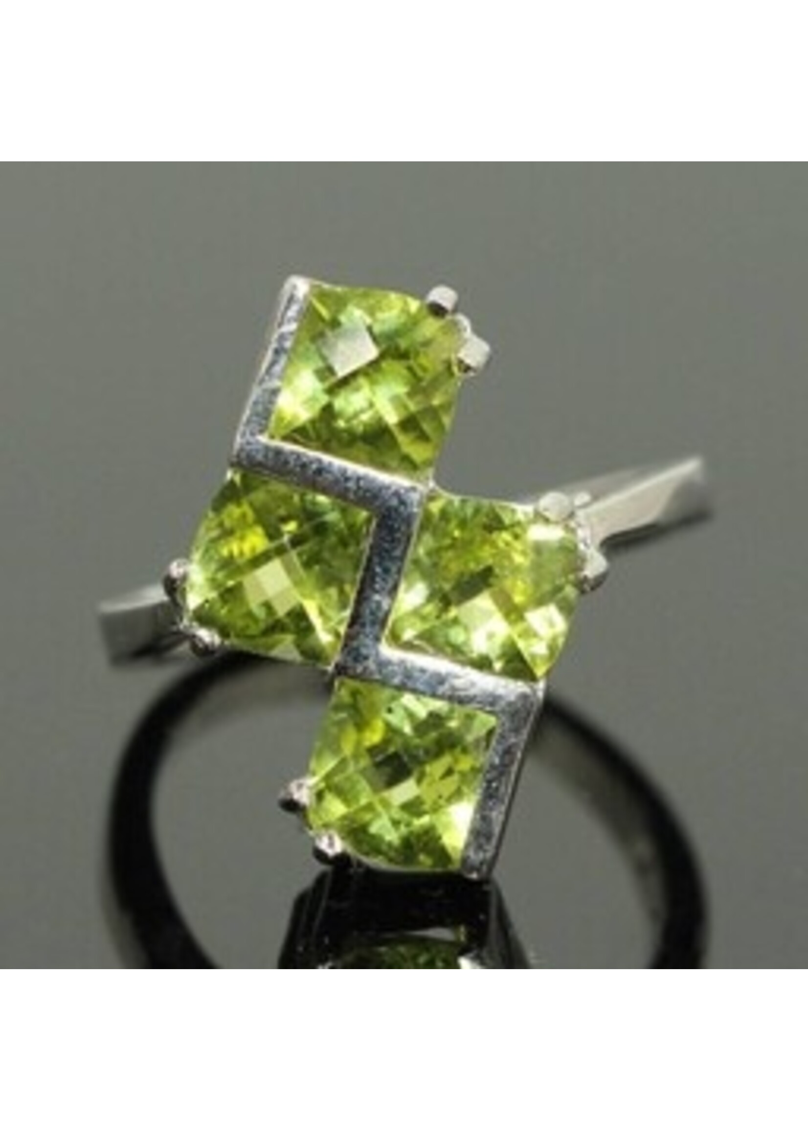 Bague en argent 925 rhodié serti de péridot naturel
