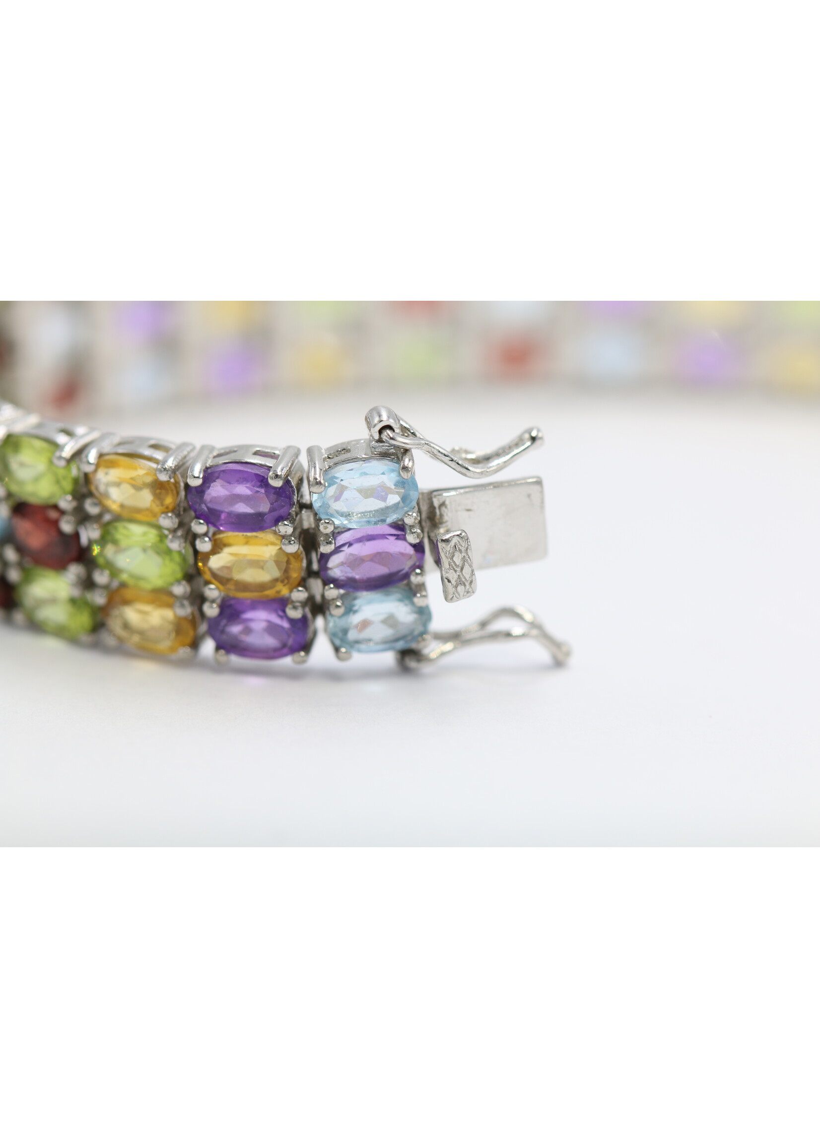 Bracelet avec pierres précieuses multicolores