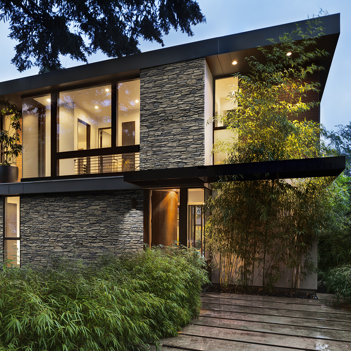 Welke uitstraling krijg je met natuursteenstrips vs. baksteenlook buiten?