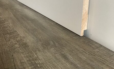 Hoe plaats ik het beste MDF-plinten met high tack plintenlijm?