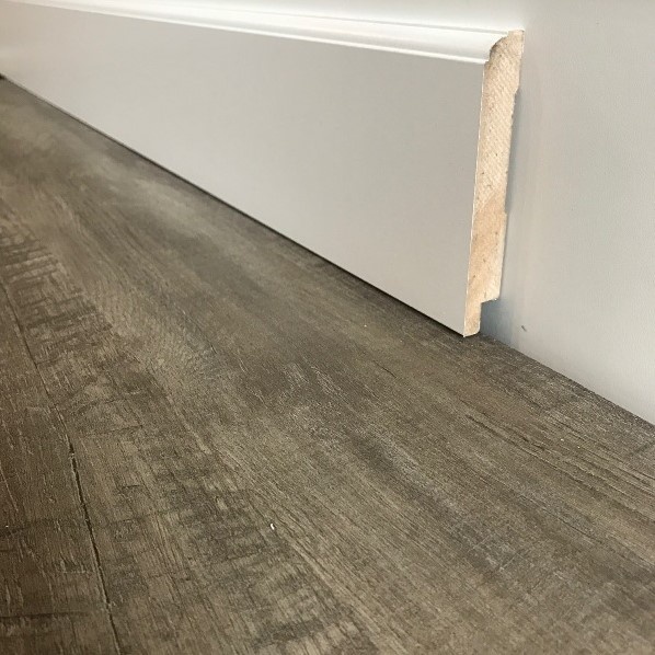 Hoe plaats ik het beste MDF-plinten met high tack plintenlijm?