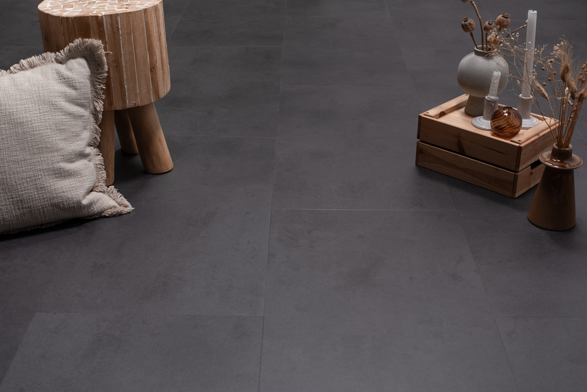 floer-tegel-click-pvc-betonlook-zwart