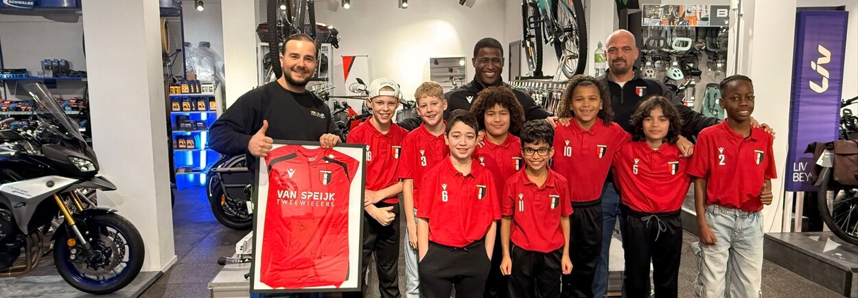 SV Slikkerveer JO11 op bezoek bij hun trotse sponsor Van Speijk Tweewielers