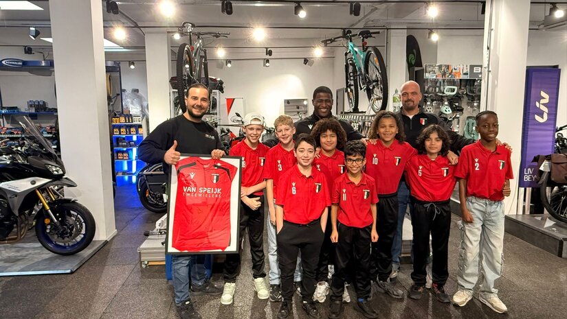 SV Slikkerveer JO11 op bezoek bij hun trotse sponsor Van Speijk Tweewielers