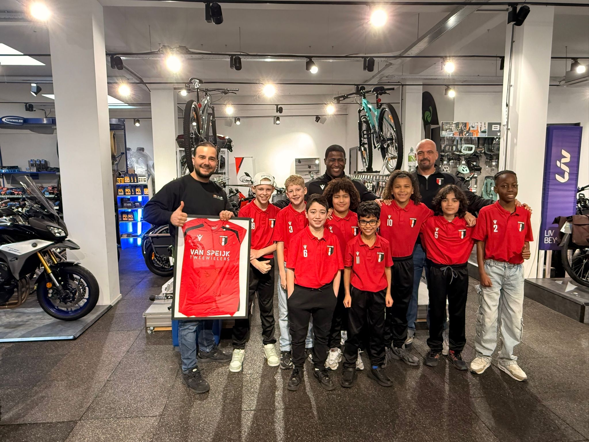 SV Slikkerveer JO11 op bezoek bij hun trotse sponsor Van Speijk Tweewielers