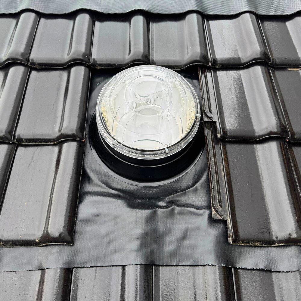 Intura Suntube35 - de lichttunnel voor het hellend dak met een diameter van 35cm en koepel van kristal glas Intura Suntube35 - de lichttunnel voor het hellend dak met een diameter van 35cm en koepel van kristal glas