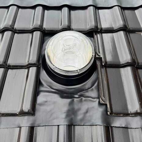 Intura Suntube35 - de lichttunnel voor het hellend dak met een diameter van 35cm en koepel van kristal glas Intura Suntube35 - de lichttunnel voor het hellend dak met een diameter van 35cm en koepel van kristal glas