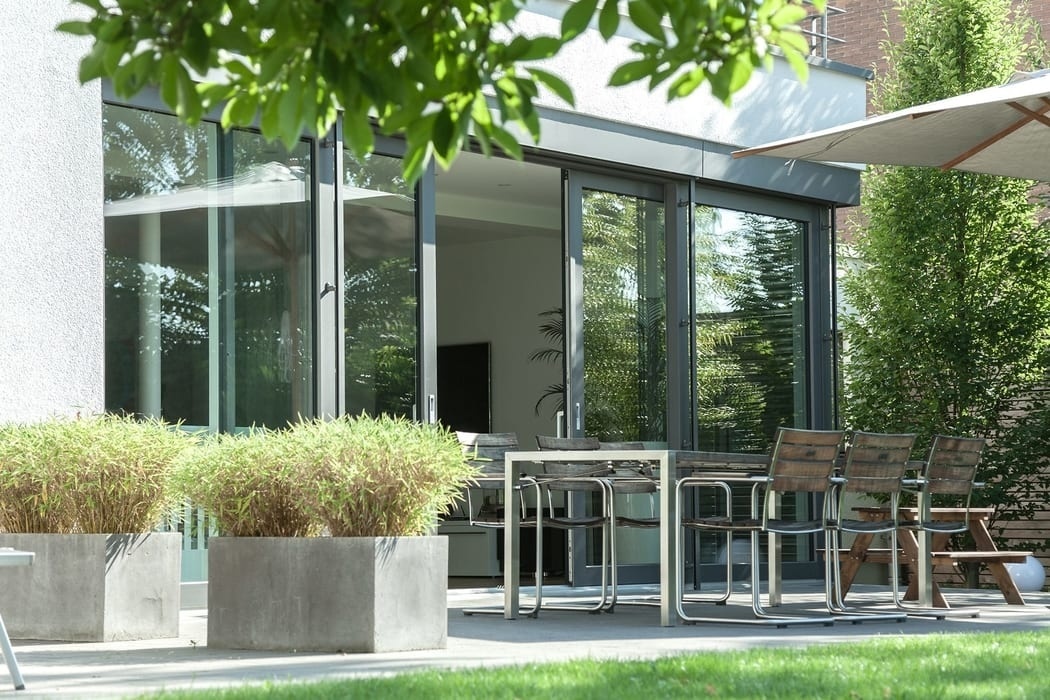Een kunststof of aluminium schuifpui van Intura