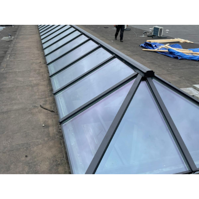 Intura Aluminium lichtstraat zadeldak met wolfseinden