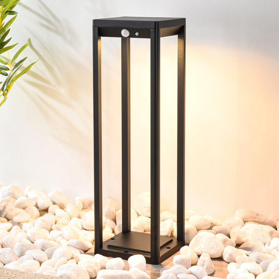 Zwarte staande buitenlamp  met solar en sensor - Marcello