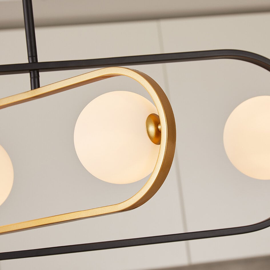 4-lichts design hanglamp Gaio - zwart en goud met melkwit glas