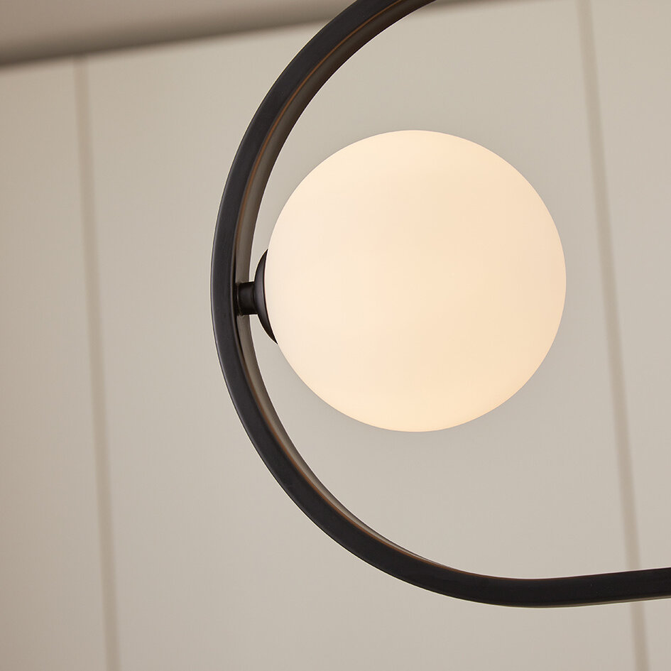 4-lichts design hanglamp Gaio - zwart en goud met melkwit glas