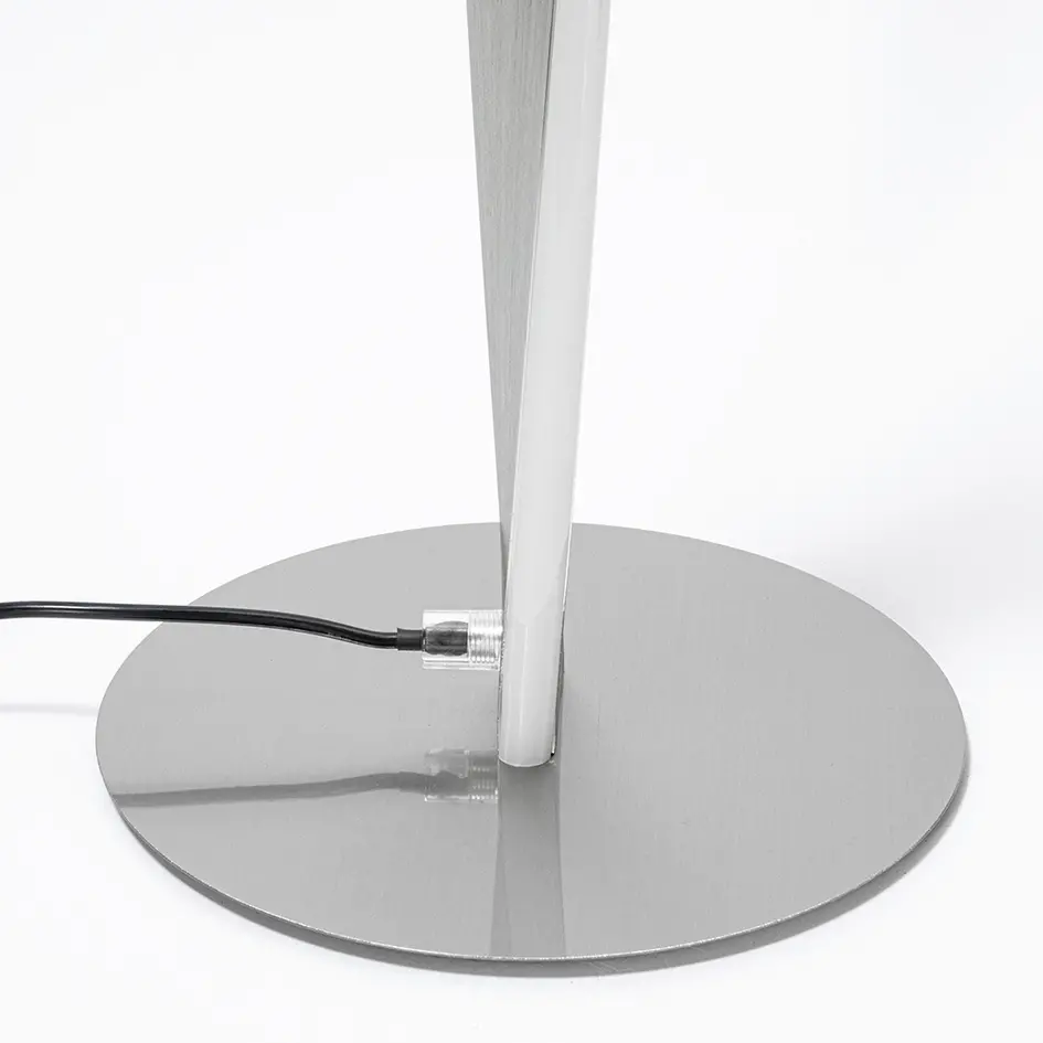 Lampadaire Locke avec armature torsadée et LED intégrée