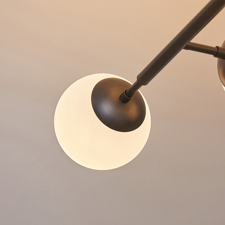 8-lichts plafondlamp Osem - zwart met melkwitte glazen bollen
